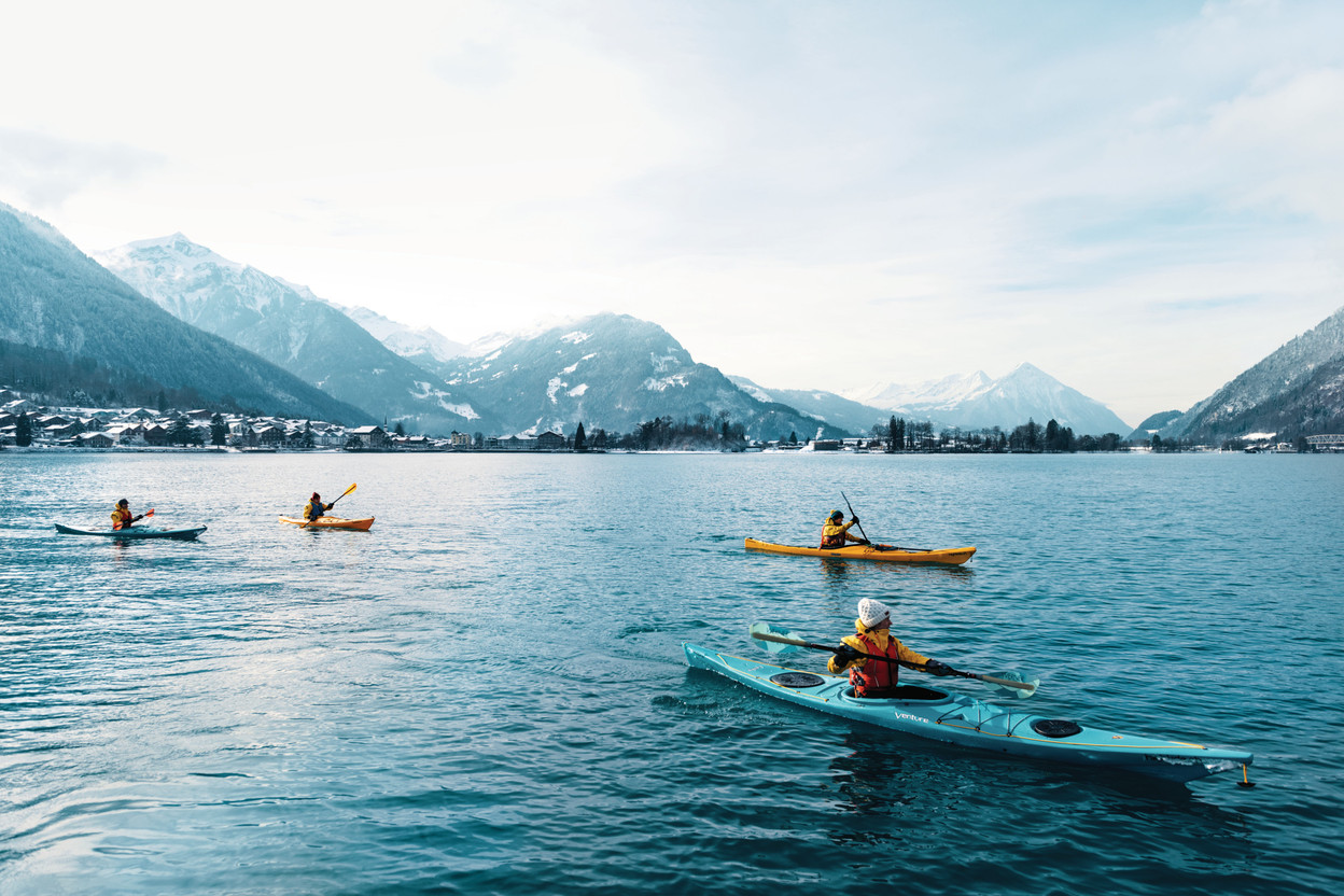 Discover the atmospheric winter landscape by taking a kayak on Lake Brienz Switzerland Tourism / Lorenz Richard