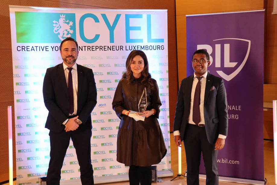 Daniel Haag (managing director, head of corporate, BIL) and Aurélien Lalahy (president of JCI Luxembourg) on both sides of the winner of this 15th edition: Tahereh Pazouki. (Photo: Soufiane Laachach )