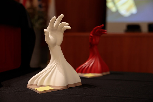 Les trophées attendent les artisans récompensés à l’occasion de la biennale De Mains de Maîtres 2021. (Photo: The Photonauts)