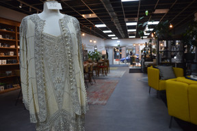 Cette robe de mariée unique a son histoire, comme chaque pièce vendue dans ce concept-store.  (Photo: Maëlle Hamma/Maison Moderne)