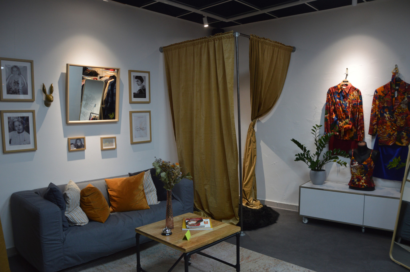 In the “fitting” corner, as in a family home, there are photos of Nathalie Meier and Katia Kouici as little girls.  Photo: Maëlle Hamma/Maison Moderne