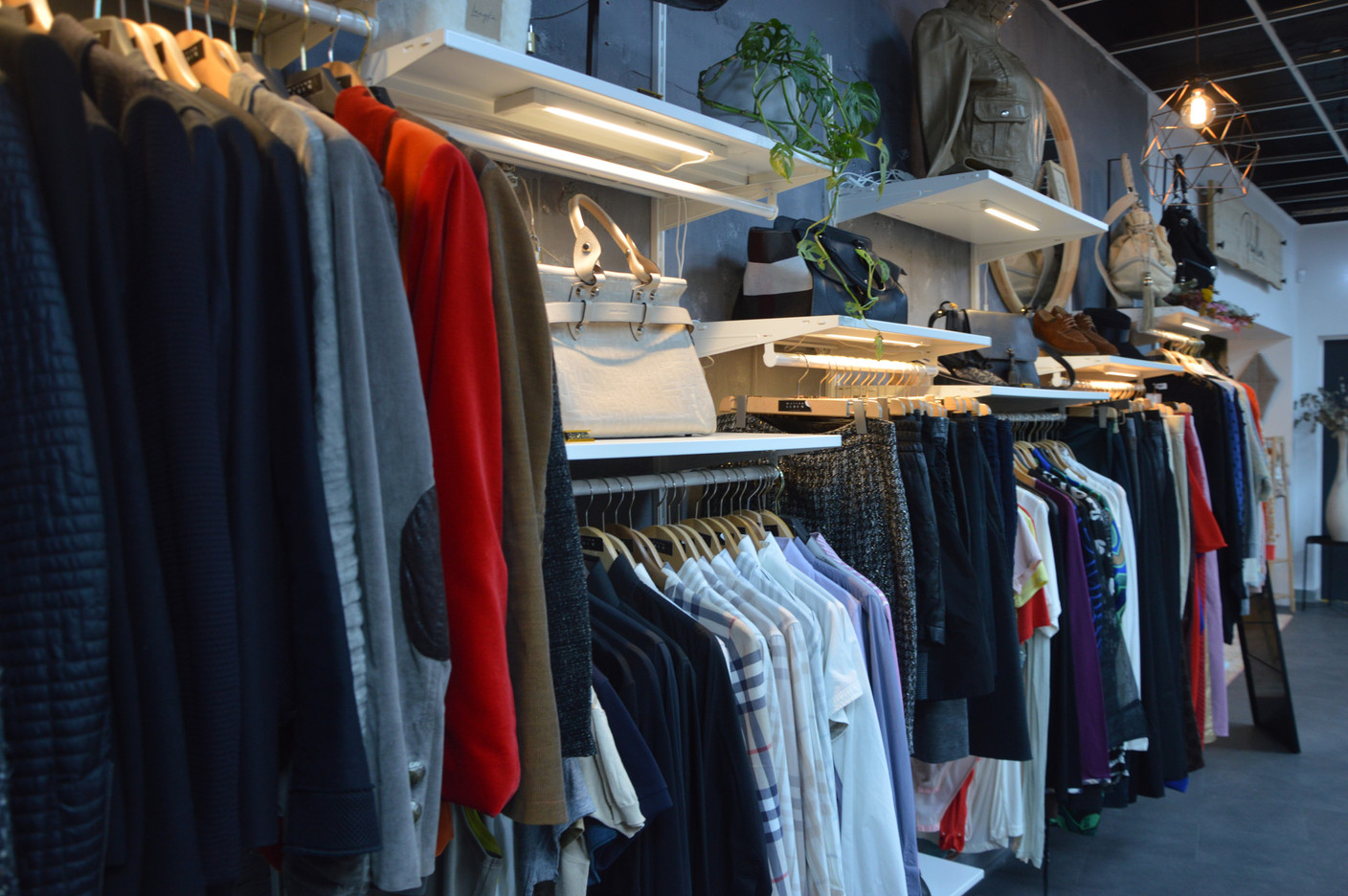 The clothes on sale are all carefully selected. Maison Album refuses to accept clothes from the fast-fashion industry.  Photo: Maëlle Hamma/Maison Moderne