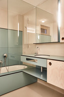 Les salles de bains ont été refaites et aménagées à l’aide de stratifiés compacts colorés. ((Photo : LCGDP))