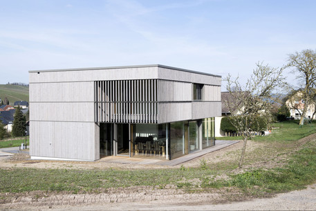 Cette maison en bois repose sur un socle en béton. (Photo: Linda Blatzek)