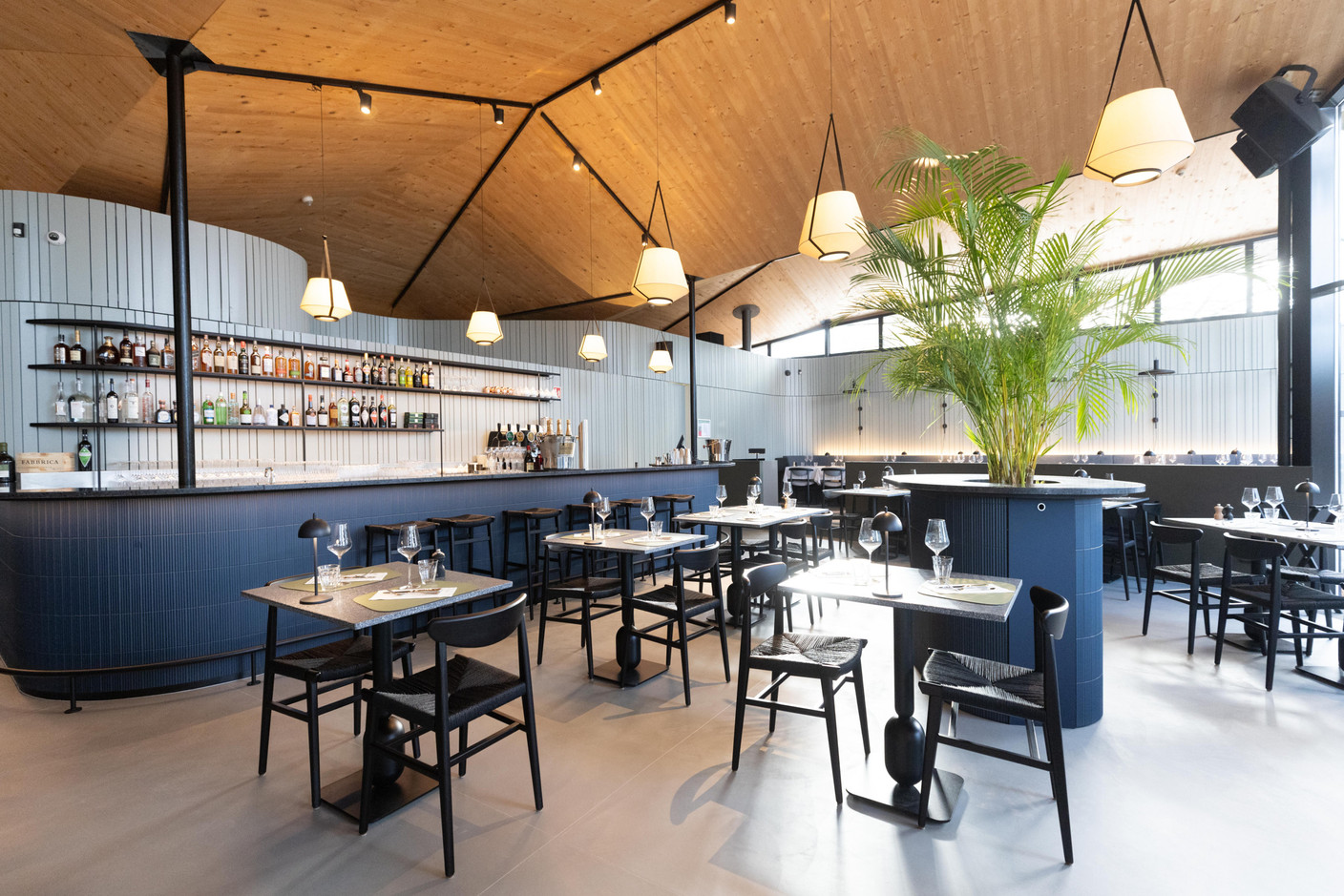 The extension has a beautiful volume, all in wood. Photo: Guy Wolff/Maison Moderne