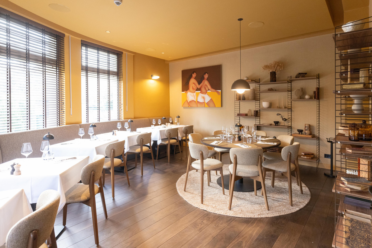 Here, the atmosphere is more intimate, with tables covered with tablecloths. Photo: Guy Wolff/Maison Moderne