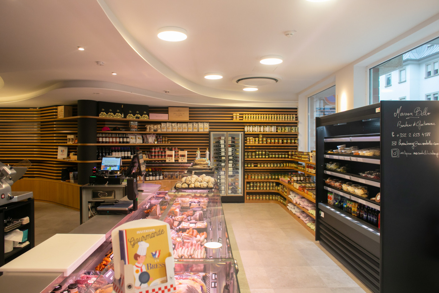 A delicatessen corner also awaits customers. Photo: Matic Zorman/Maison Moderne