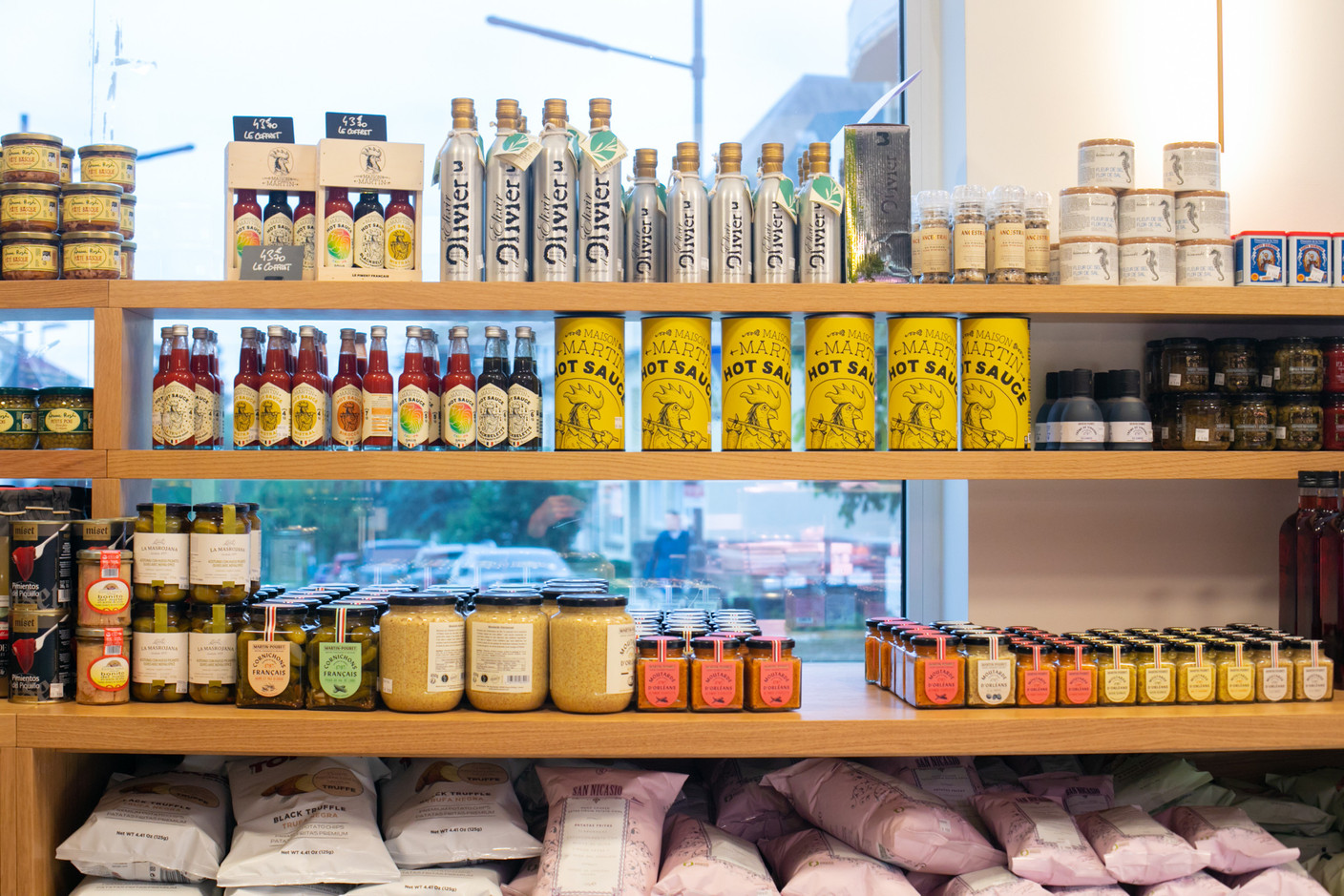 Mustard, sauces, olive oils... a whole range of condiments that go wonderfully with meat. Photo: Matic Zorman/Maison Moderne