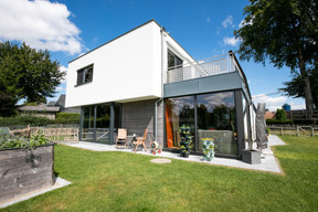 Pour maximiser les capacités du bâtiment à récupérer l’énergie solaire, EHS et le cabinet architecture zone ont également veillé à positionner le bâtiment de façon idéale. (Architecture Zone)