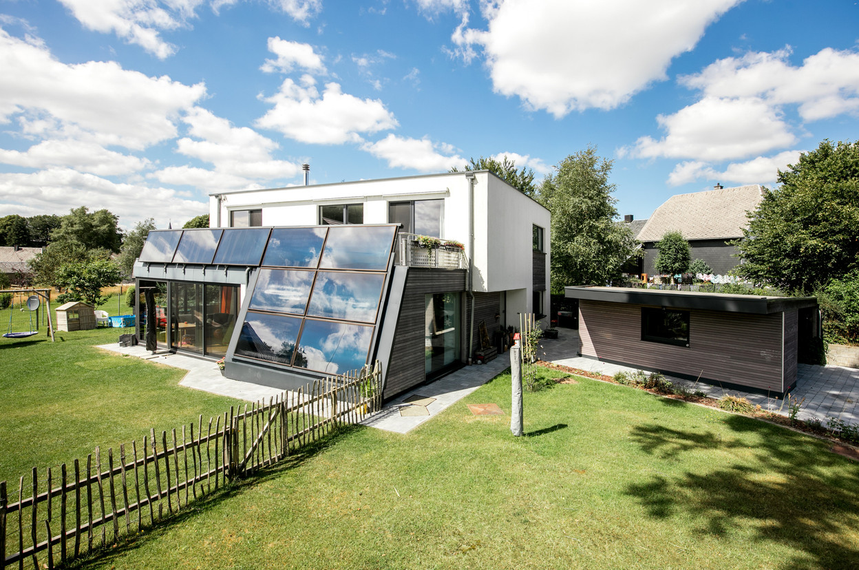 L’utilisation de grandes baies vitrées en façade permet en outre de récupérer des calories supplémentaires, qui permettent de chauffer le bâtiment. Crédit Architecture Zone