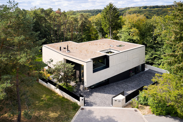 La maison présente une forme compacte, fermée côté rue. (Photo: Andrés Lejona)