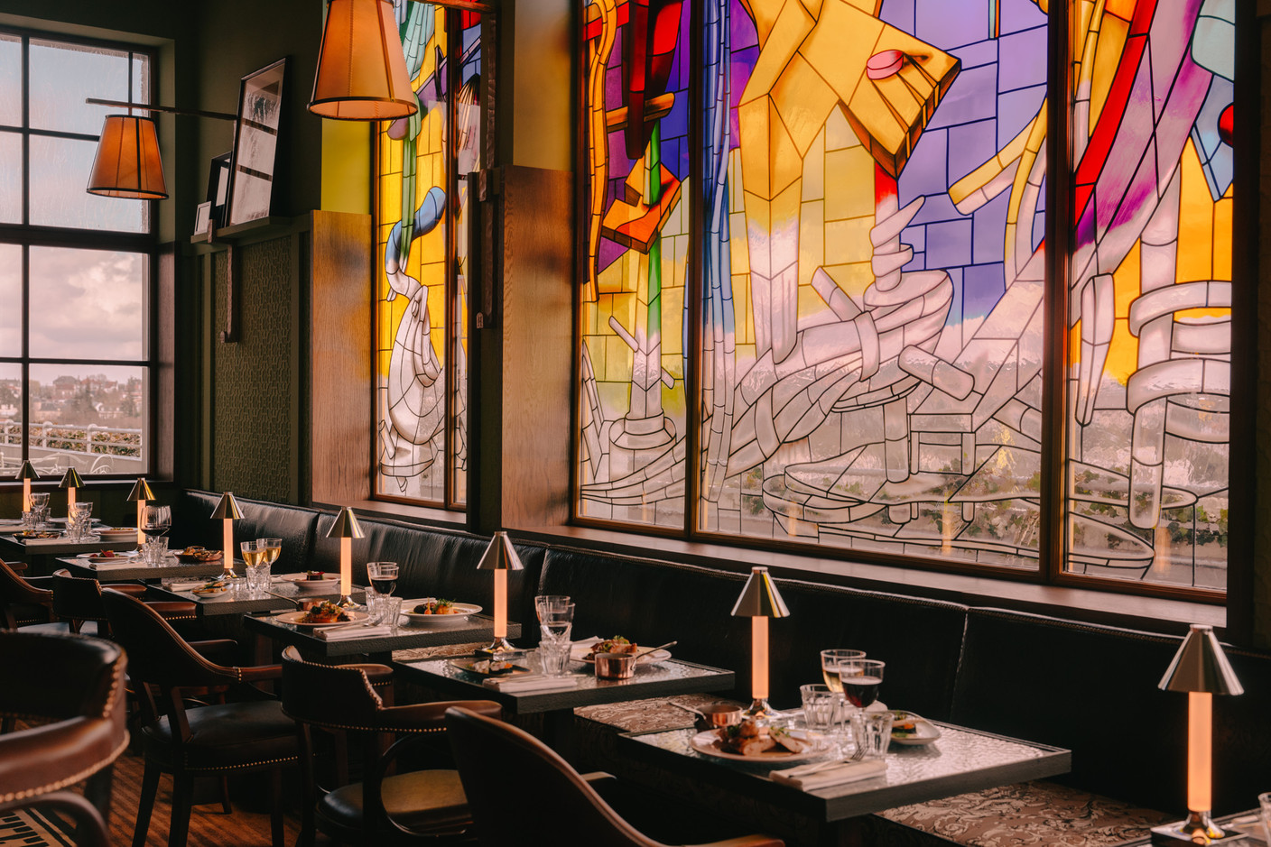Thanks to the stained glass windows, the colour in the room changes as the sun shines, offering each visitor a unique moment. Photo: Julius Hirtzberger