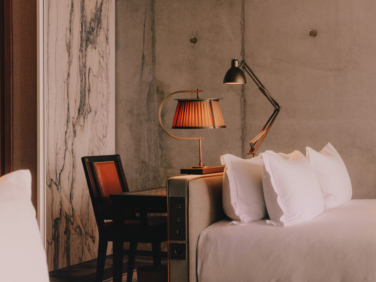 The subdued lighting creates a warm, intimate atmosphere. Photo: Julius Hirtzberger