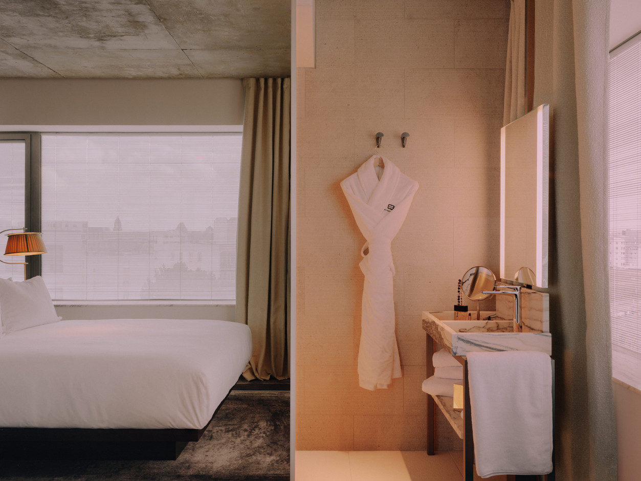 The beds, facing the windows, allow you to wake up gently to daylight. Photo: Julius Hirtzberger
