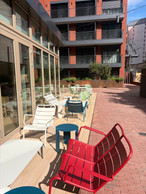 An outdoor space sheltered from the hustle and bustle, where you can get together or simply enjoy the light in the courtyard. (Photo: Alix Bellac)