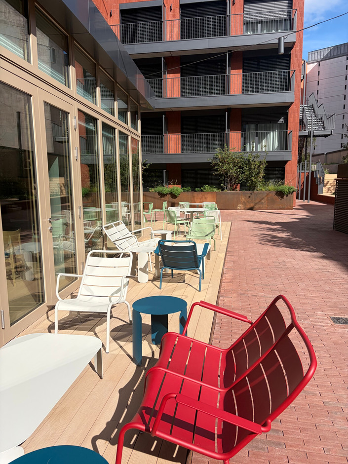 An outdoor space sheltered from the hustle and bustle, where you can get together or simply enjoy the light in the courtyard. (Photo: Alix Bellac)