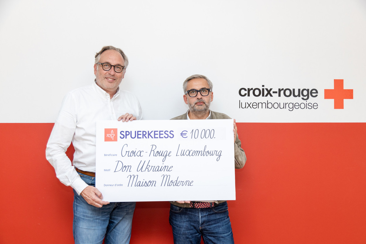 Luc Scheer (left) receives the €10,000 donation from CEO of Maison Moderne (right), Mike Koedinger, at the Red Cross headquarters in Luxembourg. Romain Gamba/Maison Moderne