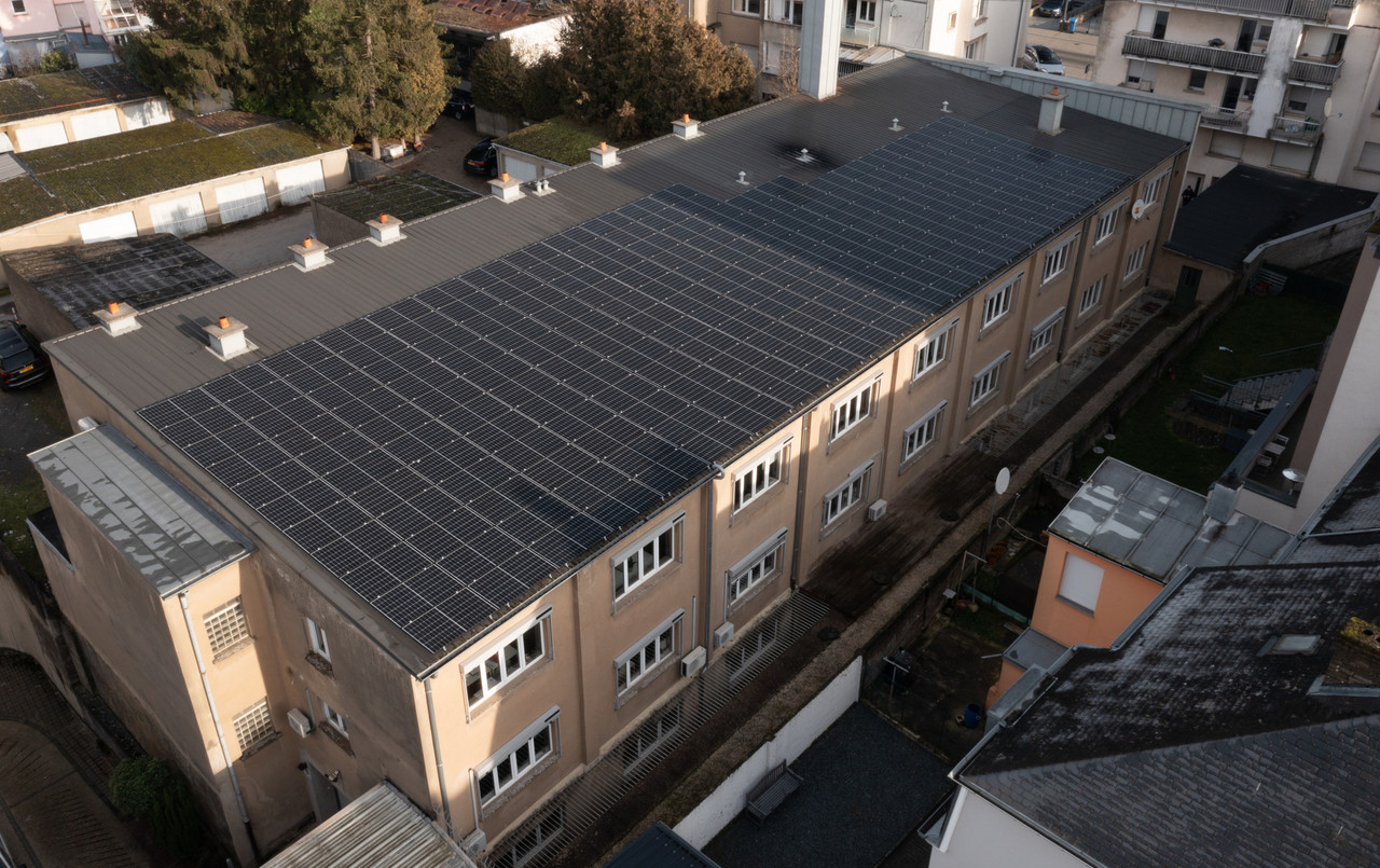 The annual production of the 350m 2  of photovoltaic panels installed on the roof of Maison Moderne's headquarters in Bonnevoie is estimated at 74,000 kWh, which is equivalent to 27 tons of CO2   or about 200,000 km by car or 97% of the company's consumption. Photo: Guy Wolff/Maison Moderne