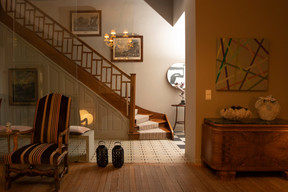 L’entrée et la cage d’escalier sont un mélange de style ancien relevé par des touches contemporaines. ((Photo: Guy Wolff/Maison Moderne))