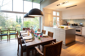 La partie salle à manger est en connexion avec la cuisine ouverte et le jardin. ((Photo: Guy Wolff/Maison Moderne))