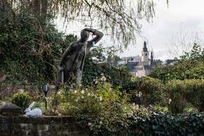 Le jardin bénéficie d’une vue sur la vieille ville, un cadre privilégié pour se ressourcer au quotidien. ((Photo: Guy Wolff/ Maison Moderne))
