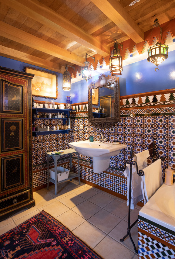 La salle de bain a été aménagée dans un esprit marocain par le propriétaire de la maison. (Photo: Guy Wolff/Maison Moderne)