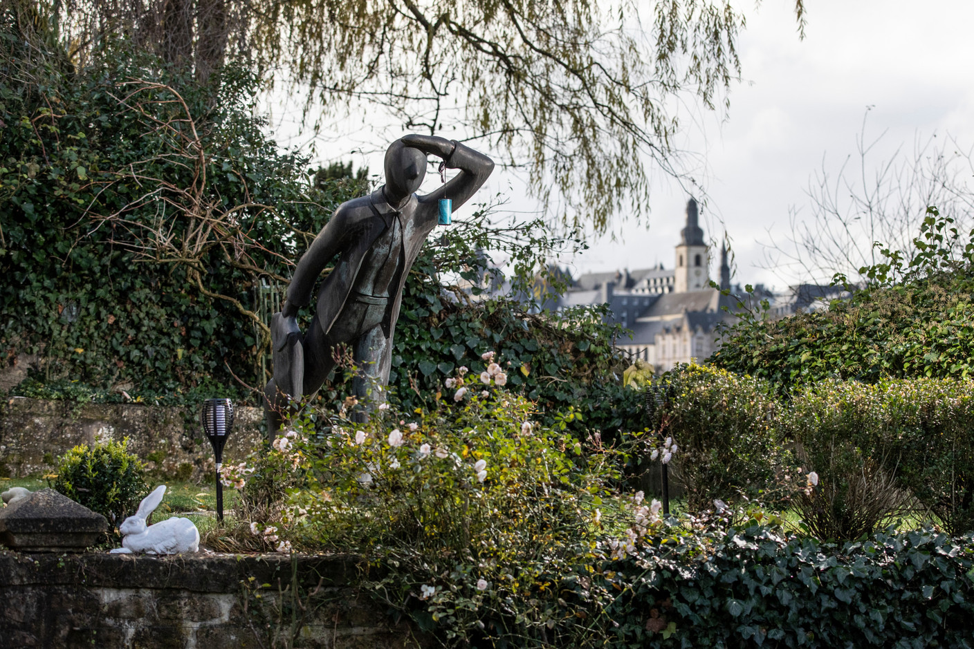 Le jardin bénéficie d’une vue sur la vieille ville, un cadre privilégié pour se ressourcer au quotidien. (Photo: Guy Wolff/ Maison Moderne)