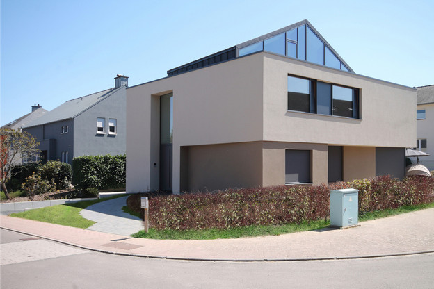 La maison se distingue par son étage en retrait traité avec un pignon en verre. (Photo: Morph4)