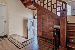 L’escalier central, pièce maîtresse de la maison de ville des années 1920, avant les travaux de restauration. ((Photo: Aatika Hayat))
