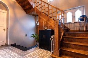 L’escalier central, pièce maîtresse de la maison de ville des années 1920, après la fin des travaux de rénovation, en avril 2021. ((Photo: Aatika Hayat))