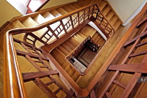 L’escalier central, une pièce maîtresse de la maison de ville des années 1920, avant les travaux de restauration. ((Photo: Aatika Hayat))