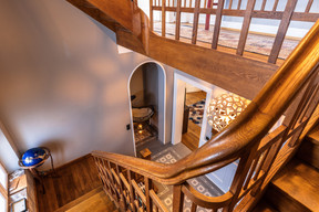 L’escalier central, pièce maîtresse de la maison de ville des années 1920, après la fin des travaux de rénovation, en avril 2021. ((Photo: Aatika Hayat))