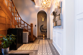 L’escalier central, pièce maîtresse de la maison de ville des années 1920, après la fin des travaux de rénovation, en avril 2021. ((Photo: Aatika Hayat))