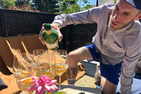 Le Maitrank, c’est avant tout un bon moyen pour s’encanailler entre amis dans la région d’Arlon, comme l’illustre ici le chef Mathieu Van Wetteren à Steinfort. (Photo: Apdikt)