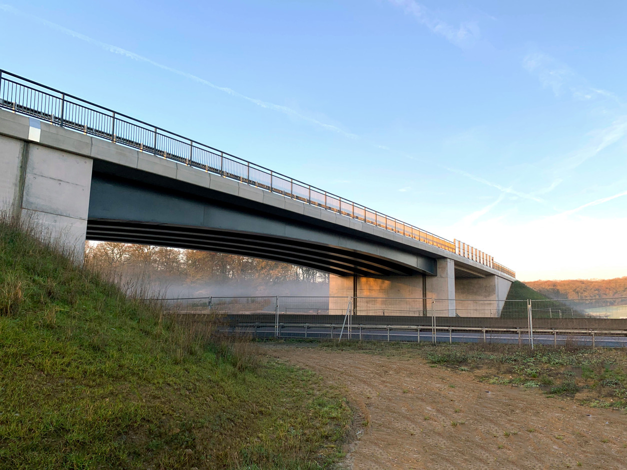 Ligne CFL Luxembourg-Bettembourg, OA 12 sur autoroute A3 . (Photo: InCA)