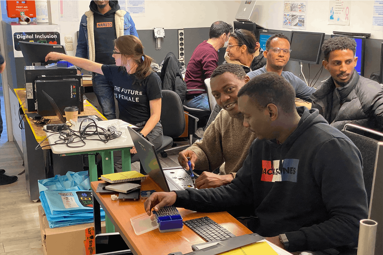 Its model of distributing laptops in a spirit of solidarity has been honoured on several occasions, earning the charity seven awards. Crédit photo : Digital Inclusion
