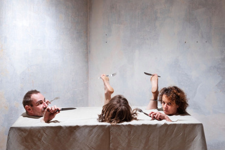 Sur la scène de l’Escher Theater, Sophie Langevin (à droite) et Francesco Mormino (à gauche) seront deux des atouts de la nouvelle création «Pas un pour me dire merci», présentée les 20, 23 et 25 avril prochains. (Photo: Patrick Galbats)