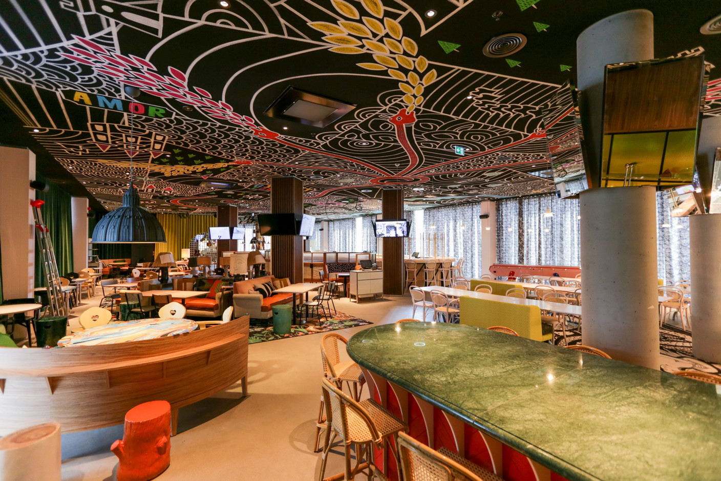 La vaste salle de restaurant est organisée en différentes ambiances, unies par un plafond peint réalisé par Beni Lloyds. (Photo: Romain Gamba / Maison Moderne)