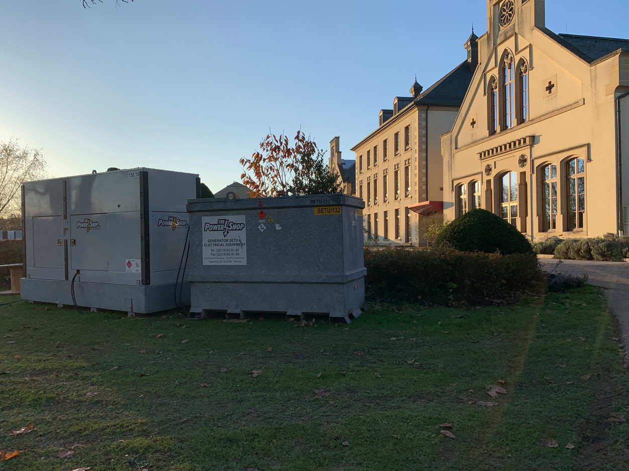 The diesel generators are presented by the mayor of Mamer, Gilles Roth, as a temporary solution to a problem with the electricity supply in the area. Work is planned to remedy this in the coming months. (Photo: Paperjam)