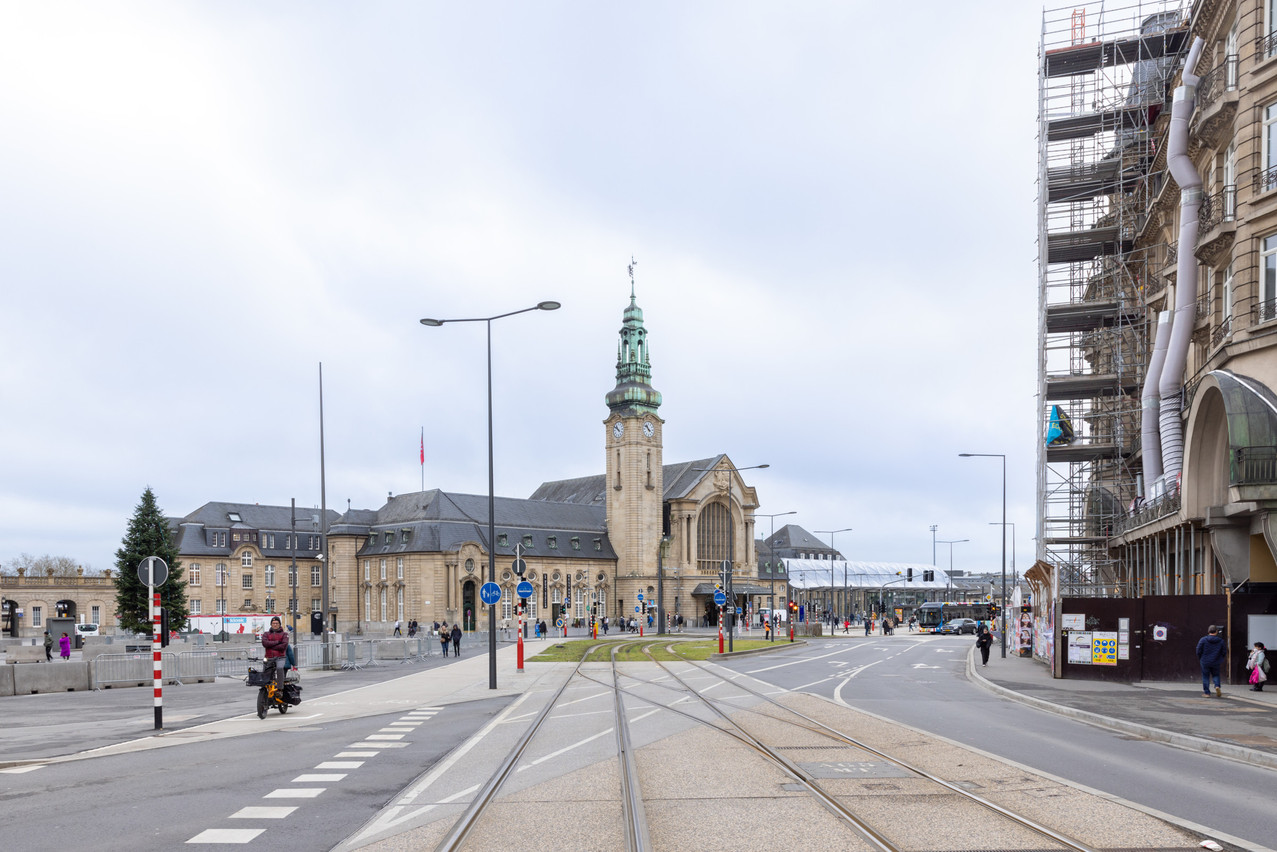 The applicable regulations can be difficult to determine when public spaces belong to the private domain of an entity, otherwise owned by the city. This is the case, for example, of the Place de la Gare, which is under the jurisdiction of the CFL. Photo: Romain Gamba/Maison Moderne