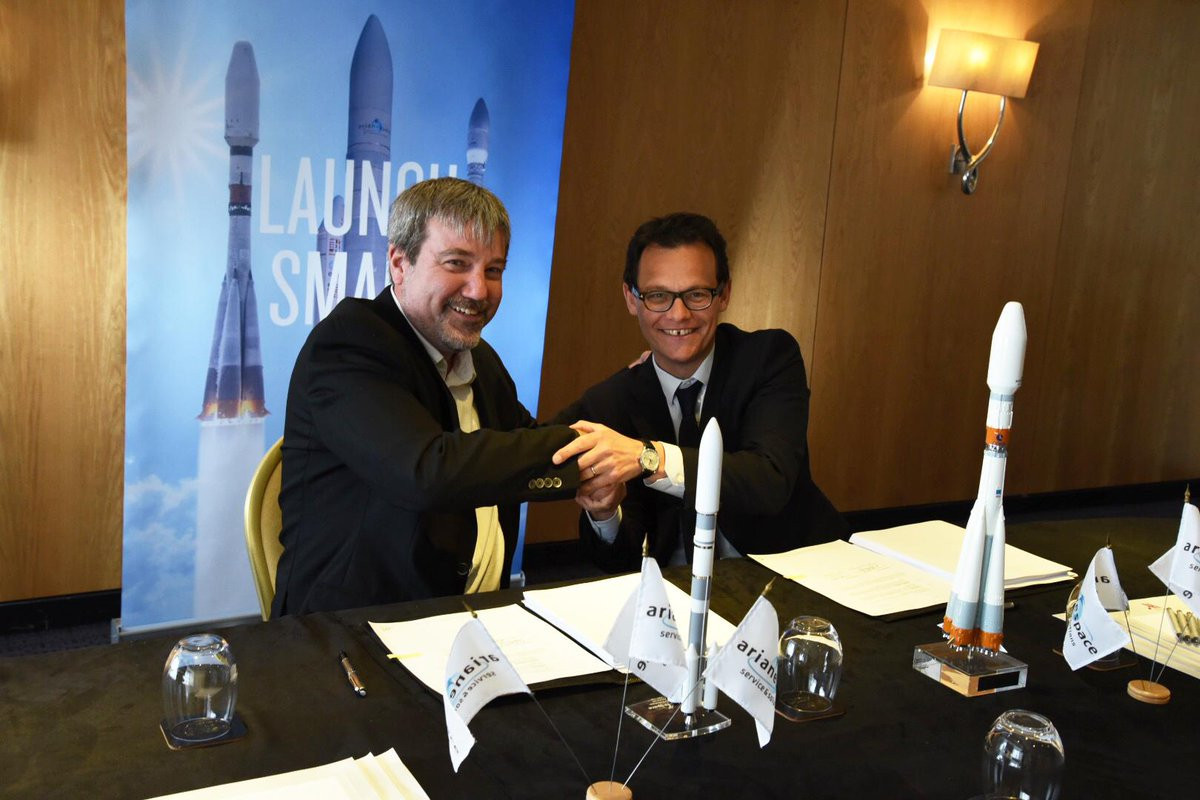 Ici à gauche avec le CEO d’Arianespace Stéphane Israël, Brian Holz a quitté l’aventure OneWeb qu’il avait lancée au début des années 2010 après avoir été le directeur technique d’O3b, pour créer sa propre start-up avec un projet similaire. (Photo: compte Twitter de Stéphane Israël)