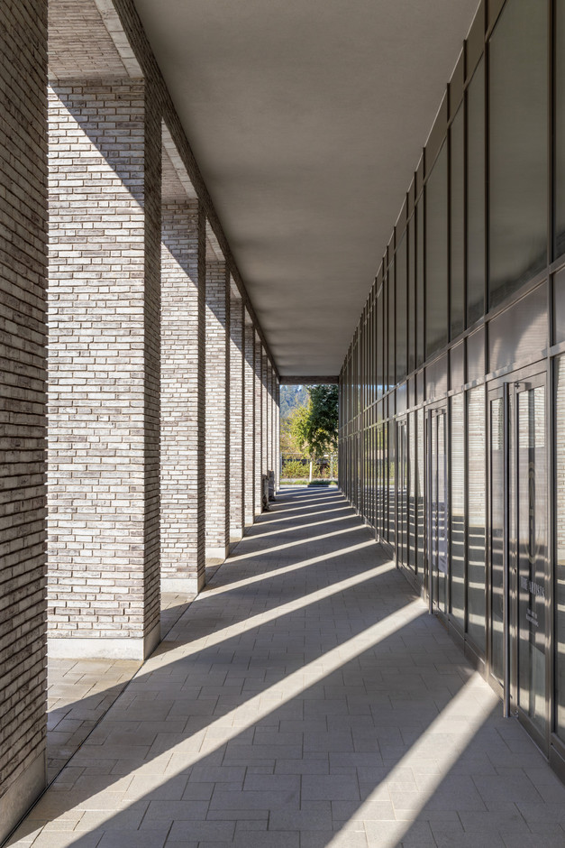 Au rez-de-chaussée, une colonnade est aménagée pour permettre l’accès latéral. (Photo: Steve Troes)