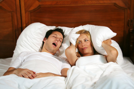 Au Luxembourg, les hommes ronflent presque toujours plus que les femmes, jusqu’à 2 heures par nuit à 70 ans. Sauf à la cinquantaine, où les femmes les devancent de quelques minutes par nuit. (Photo: Shutterstock)