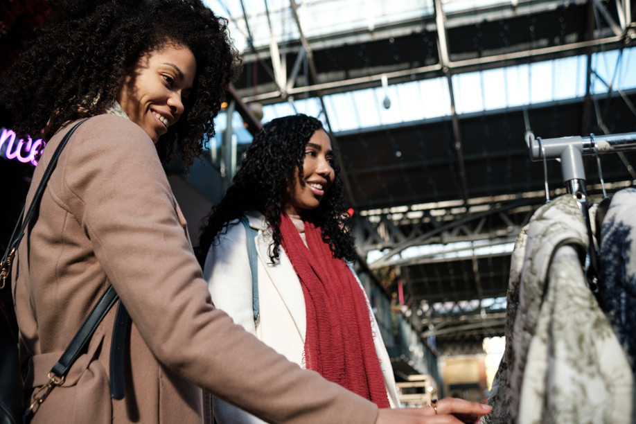 According to tradition, on the last Sunday before All Saints’ Day, the shops open their doors in a special way, giving people the opportunity to buy a new coat to face the cold of winter and visit the graves of their loved ones. Photo: Shutterstock