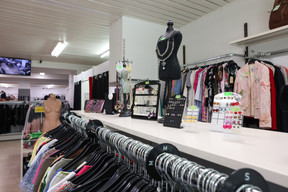«Quel que soit le type de vêtements, pour dames, messieurs, enfants ou bébés, vous trouverez des articles d’occasion de marques renommées à des prix avantageux», indique le magasin. (Photo: Marie Russillo/Maison Moderne)