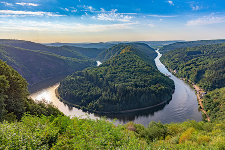 La vue la plus belle et la plus connue de la boucle de la Sarre se trouve au point de vue «Cloef», à 180 mètres au-dessus de la rivière, dans le district d’Orscholz. Le Cloef est un point d’observation rocheux situé au sommet du coude de la Sarre. (Photo: Shutterstock)
