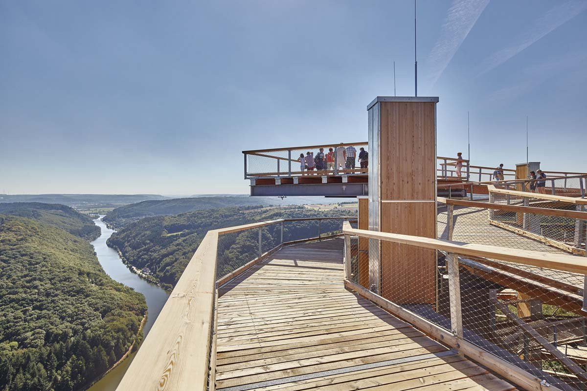 La plateforme de 70m² au sommet de la tour offre une vue panoramique imprenable sur le parc naturel Saar–Hunsrück. (Photo: Lukas Huneke)