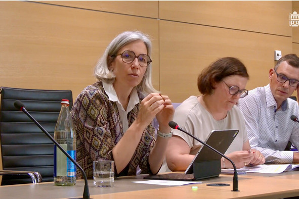 «Si l’on engage de telles sommes, il faut mettre en place des procédures permettant de suivre l’état d’avancement des dossiers», a déclaré Stéphanie Weydert, corapportrice du CSV, assise à la droite de sa collègue Sam Tanson, de déi Gréng. (Photo: Paperjam)