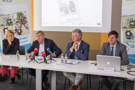 De droite à gauche, le directeur général du Verkéiersverbond, Gilles Dostert, le président du Syvicol, Émile Eicher, et le ministre de la Mobilité et des Travaux publics, François Bausch, lors de la conférence de presse du lundi 9 septembre 2019. (Photo: Verkéiersverbond)