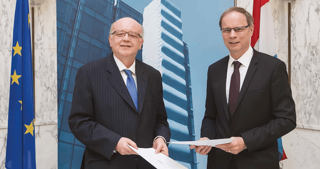 Gaston Reinesch, governor of the BCL, and Jean Tirole, president of the TSE and winner of the 2014 Nobel Prize in Economics, signed a cooperation agreement and began work on setting up the chair in 2015.  Photo: BCL